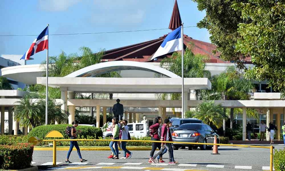 Autoridades de la UASD reciben decenas de estudiantes hijos de dominicanos de la diáspora