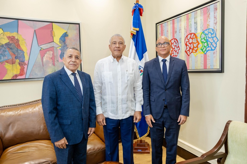 Ministro Andrés Bautista juramenta a Félix Reyna como director de la DIECOM