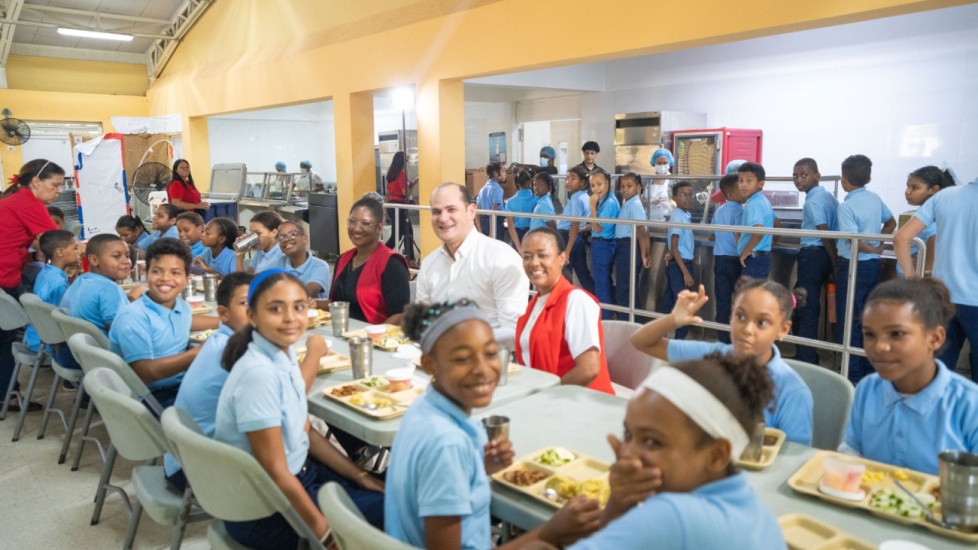 Director ejecutivo del INABIE supervisa alimentación escolar y comparte almuerzo con estudiantes