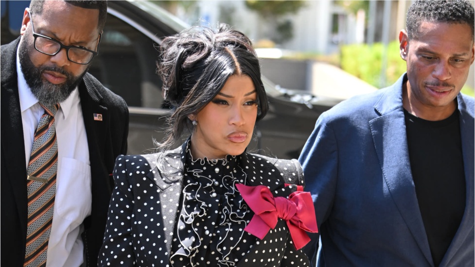 Cardi B protagonizó un enfrentamiento con un fotógrafo tras ser absuelta por agresión