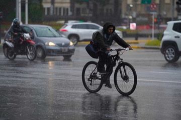 Este viernes onda tropical y vaguada en altura provocarán aguaceros locales, temperaturas calurosa