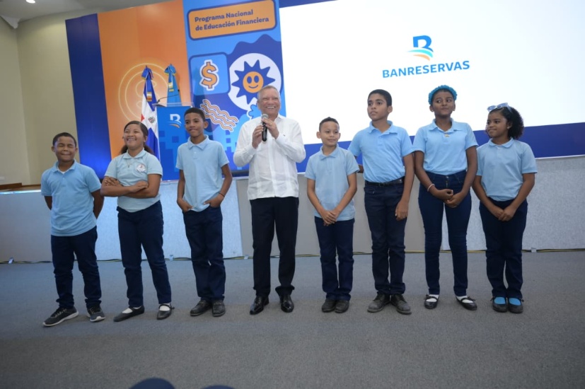 Más de 1,300 estudiantes de Azua reciben capacitación financiera con el programa Puedo Banreservas