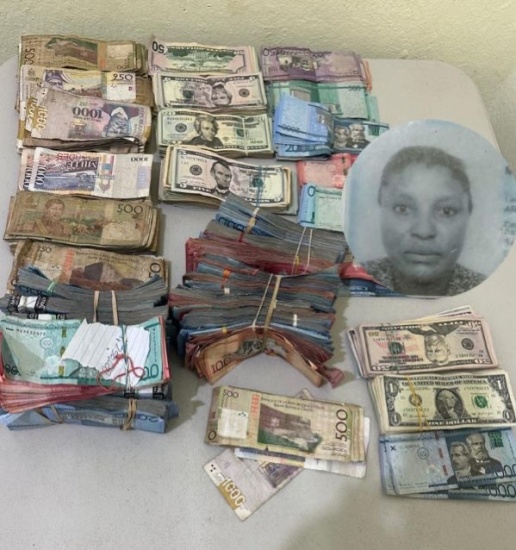 Apresan mujer haitiana cargando un bulto con más de 3 millones pesos dominicanos, en San Juan de la Maguana.