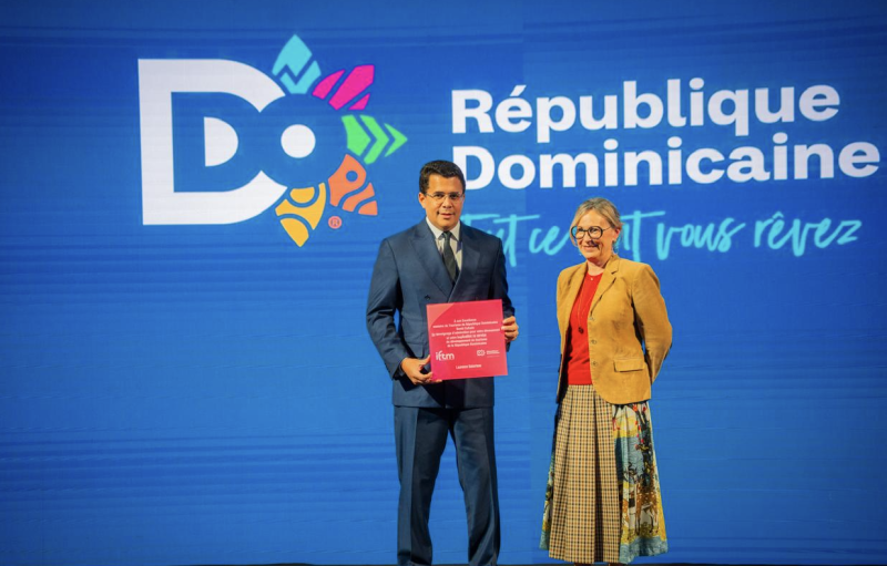 Ministro de Turismo revela hay un pool de bancos tras la construcción de un Centro de Convención en el país