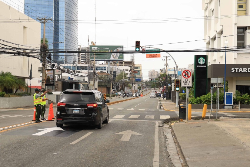 Conductores manifiesta descontento por reciente prohibición del giro a la izquierda en la intersección con la avenida Núñez de Cáceres.