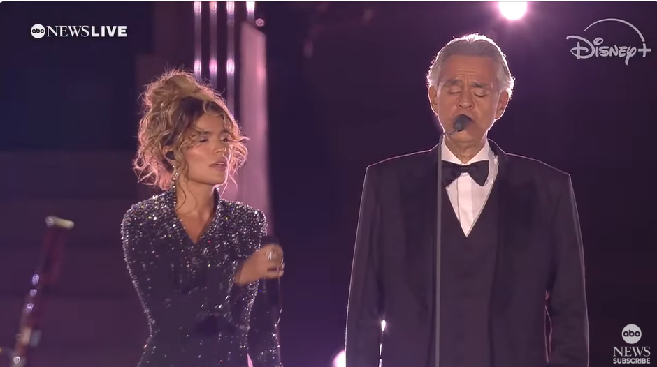 Andrea Bocelli y Karol G cantaron “Vivo por ella” y brillaron en el histórico concierto “Grace for the world” en el Vaticano