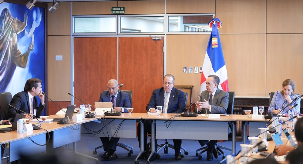 Gobernador Valdez Albizu y ministro Magín Díaz se reúnen con la misión del Artículo IV del FMI