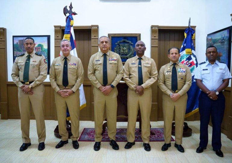 Director de Migración visita al comandante de la ARD y pasan balance a la cooperación interinstitucional