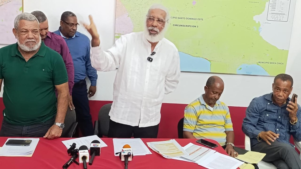 Juan Hubieres advierte a ministro de la Presidencia sobre reventa de combustibles subsidiados en el sector empresarial y sindical