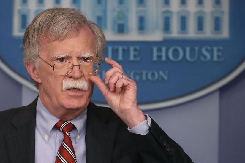 John Bolton, ex asesor de Donald Trump en seguridad nacional, fue acusado de compartir información clasificada y se presentó ante la justicia