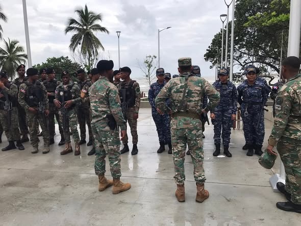 Militarizan la playa "El Gringo" de Haina para evitar "teteos" aprovechando lluvias por la tormenta tropical Melissa 
