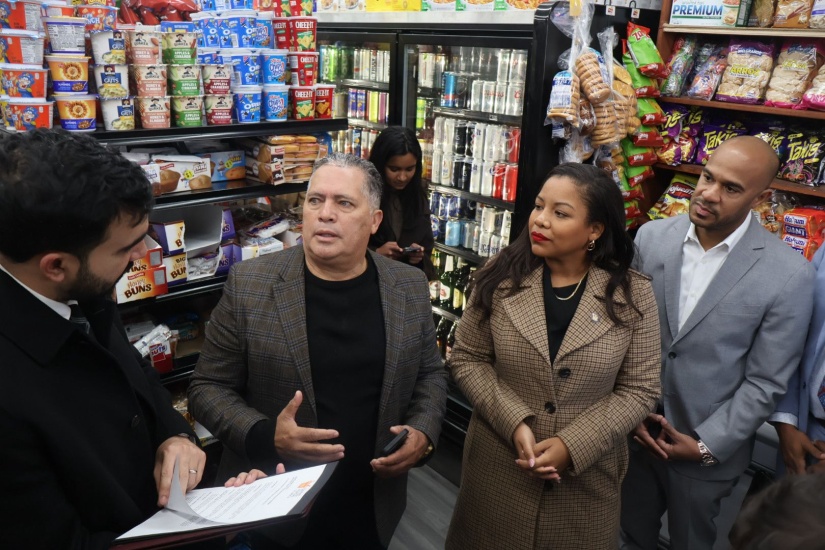 Bodegueros dominicanos dan su apoyo a Mamdani, aspirante a alcalde de Nueva York