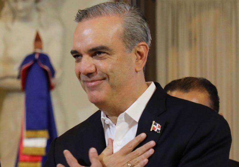 Luis Abinader es valorado como un presidente honesto, pero su gabinete enfrenta desafíos en imagen pública