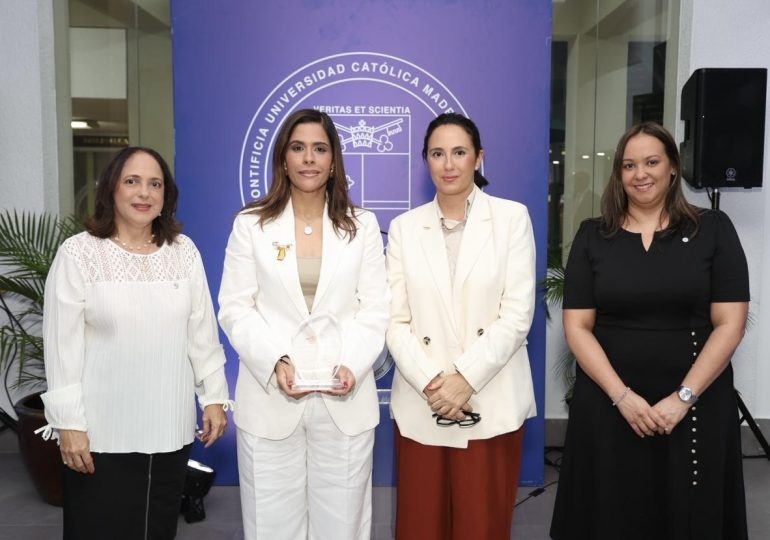 Madelyn Martínez Moya recibe el primer Reconocimiento Don José A. León Asensio a la Innovación en Marketing