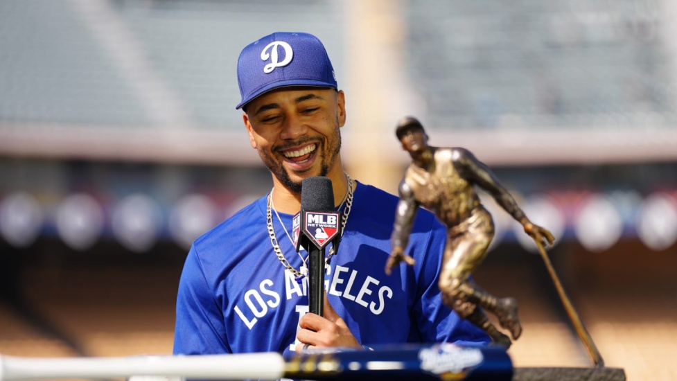 Mookie Betts recibe el Premio Roberto Clemente 2025