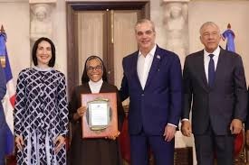 Abinader premia a Sor Agripina Acosta por trabajo en Asilo de Ancianos de Moca