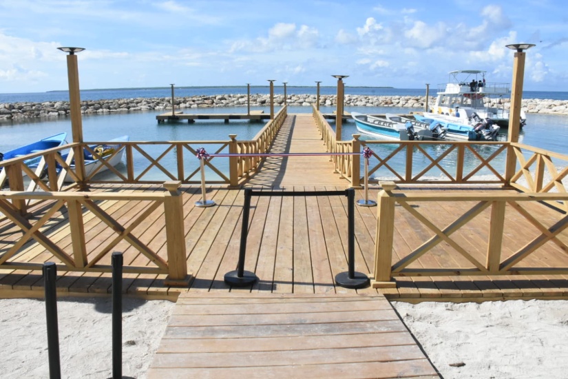 Ministro de Turismo entrega modernizado muelle en Caleta, La Romana.