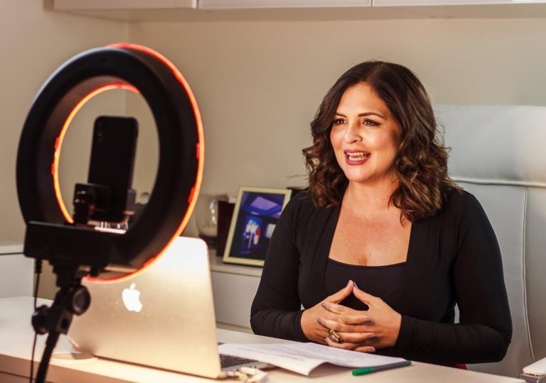 Tania Báez prepara proyecto teatral inspirado en las mujeres de su familia