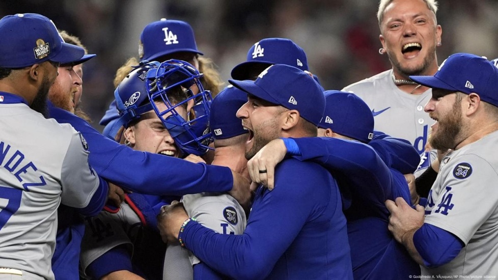 Los Dodgers se colocan a ley de una victoria para repetir en Serie Mundial