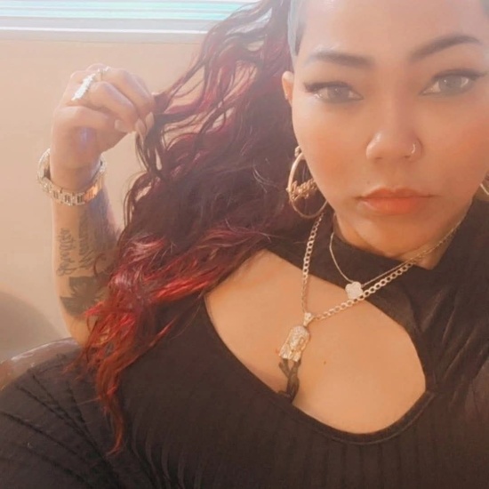 Mujer recién llegada al país es asesinada por presuntos delincuentes en plaza comercial de Santiago