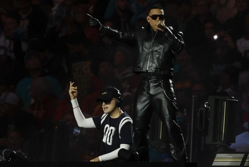 Bizarrap hizo historia en el Bernabéu junto a Daddy Yankee: actuaron en el primer partido de la NFL en España