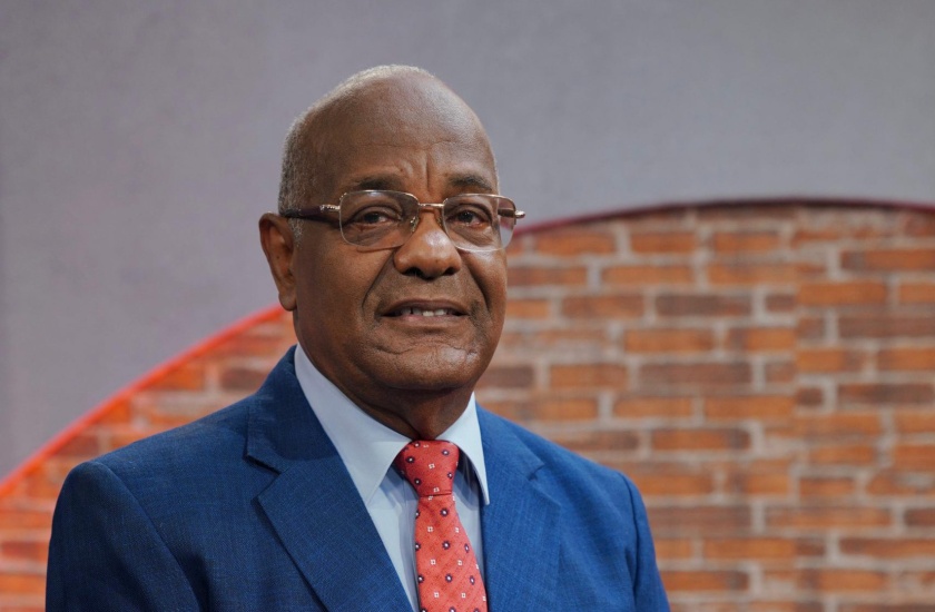 Sociólogo cuestiona continua participación de ex-presidente en los debates políticos