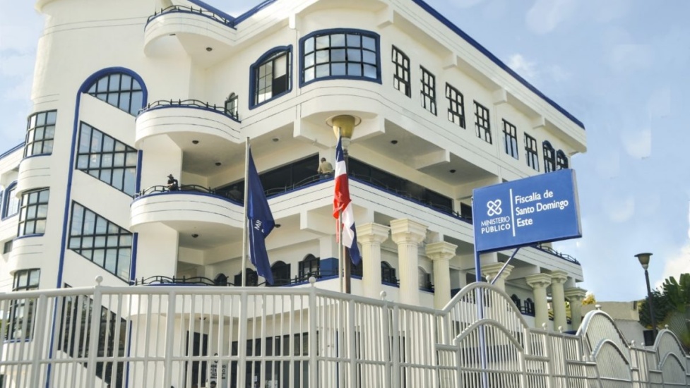  Joven -testigo de un caso- se debate entre la vida y la muerte tras ser baleado por encapuchados al salir del Palacio de Justicia de Santo Domingo Este.