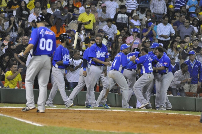 Tigres Licey gana tercero al hilo; se produce triple empate, AC triunfan y amplian liderato, Leones derrotan Estrellas, hoy no hay juego, resúmen 