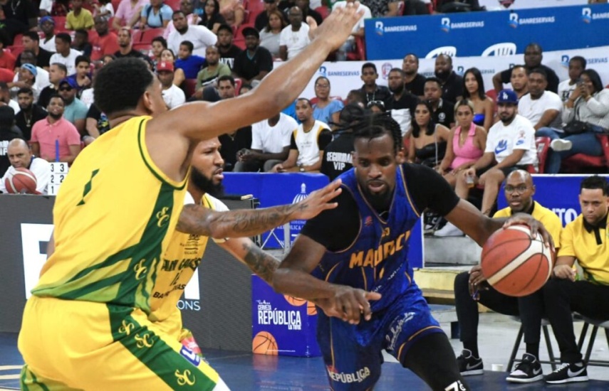 Mauricio Báez  y San Carlos siguen hoy batalla por supremacía  en baskets del distrito; hoy es el tercer partido