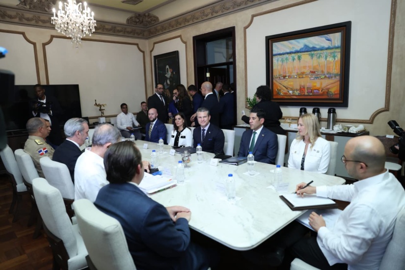 Presidente Abinader recibe al secretario de Defensa de EE. UU., Pete Hegseth en el Palacio Nacional