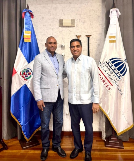 Senador Julito Fulcar coordina con ministro de Deportes la inauguración del play de Salinas y la ejecución de nuevas obras deportivas en Peravia