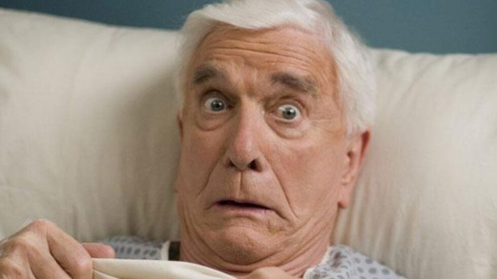 El día que el humor estuvo de luto: la muerte de Leslie Nielsen, el niño que aprendió a hacer reír para evitar ser golpeado