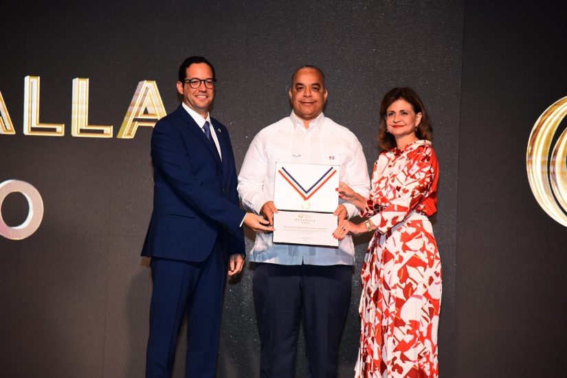  Ministerio de Relaciones Exteriores recibe medalla de oro en el Premio Nacional a la Calidad