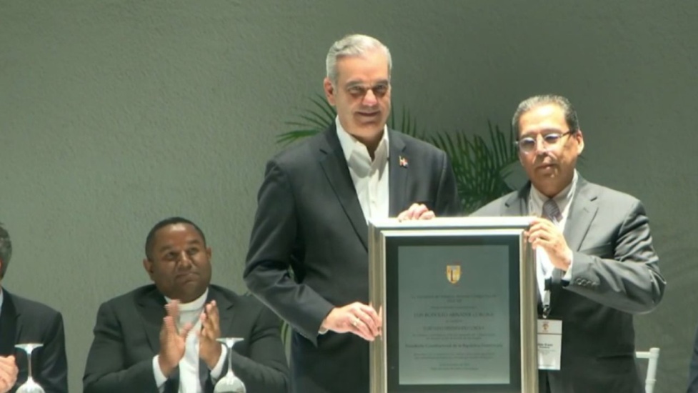 Colegio Loyola reconoce a Luis Abinader como El “egresado distinguido” 