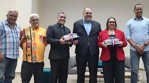 Ponen en circulación la novela  'Me mato por medio millón de seguidores' en UASD-Cotuí