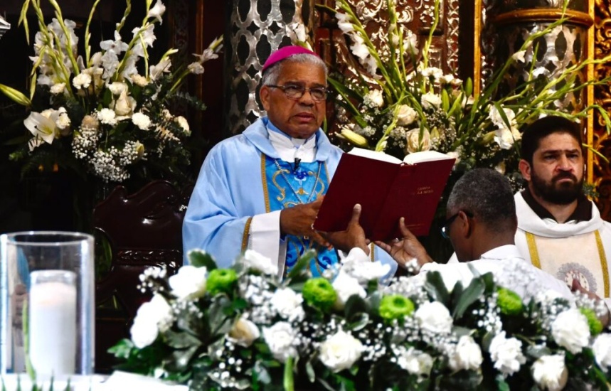 Francisco Ozoria Acosta, reveló que la Santa Sede le retiró sus principales facultades administrativas y de gestión