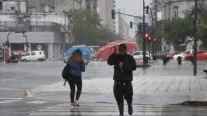 Para hoy se prevé que la vaguada y una onda tropical continúen afectando las condiciones del tiempo sobre República Dominicana, por tanto habrá lluvias dispersa