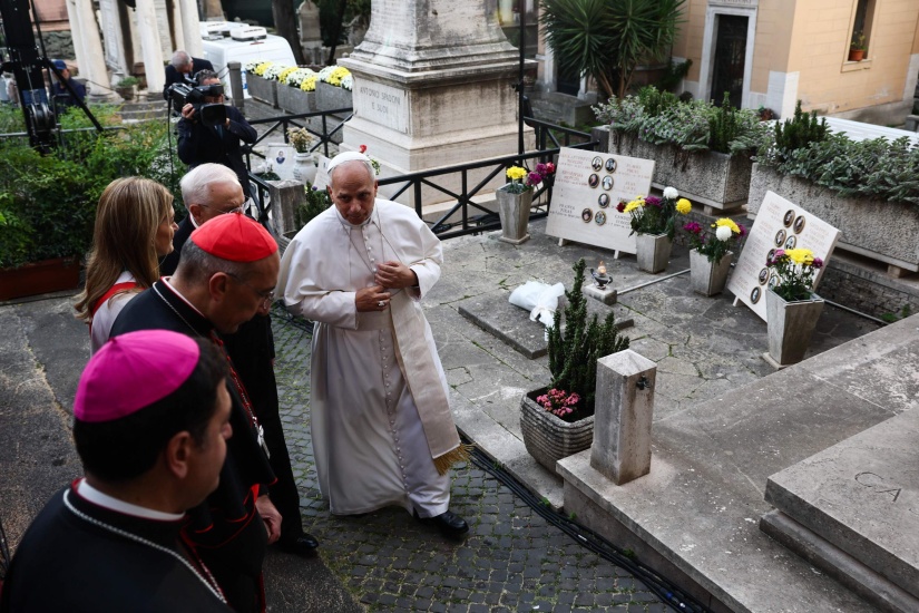 Papa León XIV celebró la misa de Difuntos en cementerio de Roma: «La caridad vence a la muerte»