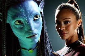 Zoe Saldaña, encarna a Neytiri, una madre de familia marcada por el luto, en Avatar: Fire and Ash