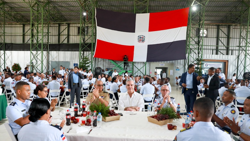 Abinader comparte tradicional almuerzo con oficiales y soldados de la Armada y la Fuerza Aérea 