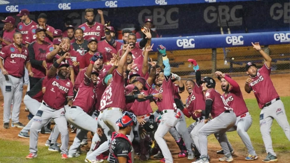 Gigantes apalean Leones y se quedan solo en el tercer lugar;  Aguilas suman 32 triunfos, Toros se comen Tigres 