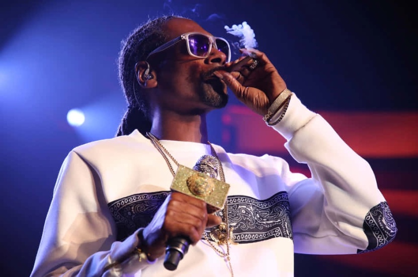 Snoop Dogg , compartió un video en Instagram fumando y cantando en un vehículo en RD