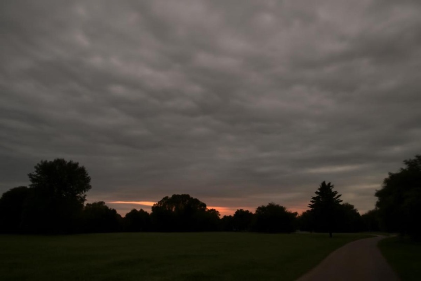 Viento moderado del este/noreste genera lluvias dispersas entre débiles a localmente moderadas, temperatura fresca