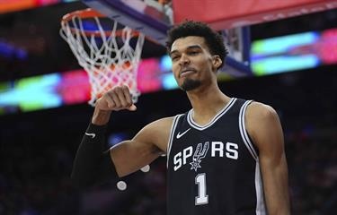 Los Spurs van en serio, los Nets levantan el vuelo y más de 300 puntos en el Hawks-Bull, Knicks ganan, resúmen 