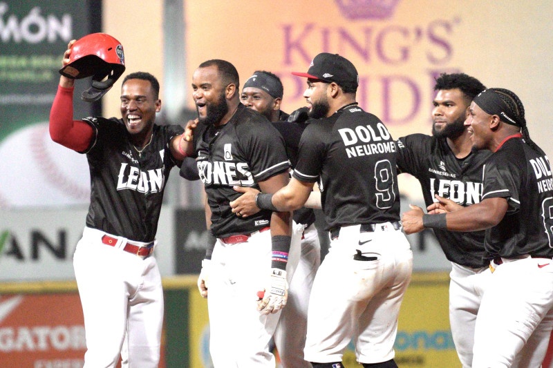 Escogido toma la delantera con triunfo ante los Toros; Aguílas apabullan a Gigantes, juegos de hoy, resúmen 