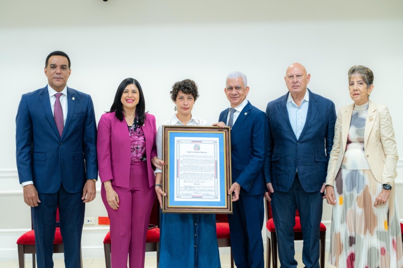 Senado reconoce a José Cestero y Carmen Heredia por aportes en arte y cultura