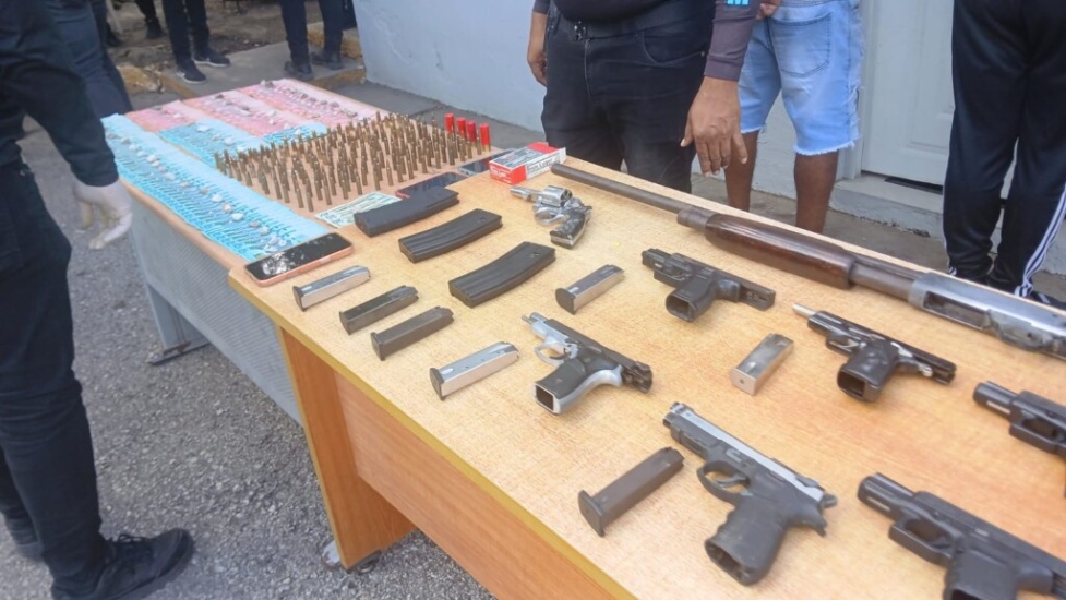 En un operativo conjunto, autoridades ocupan arsenal de armas y apresan tres personas en Barahona