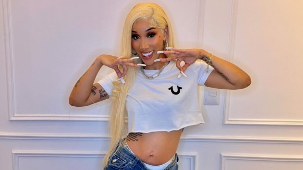 Permanece en el Hospital Marcelino Vélez Santana, la interprete urbana La Demente, herida de bala en un presunto asalto