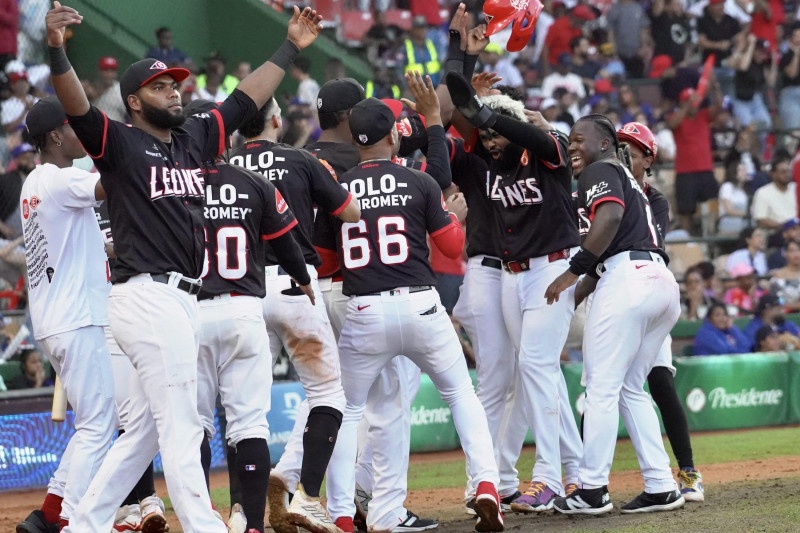 Leones del Escogido vencen Aguílas y se alejan en la cima; Gigantes doblen  2-1 a los Toros, juegos de hoy, resúmen 