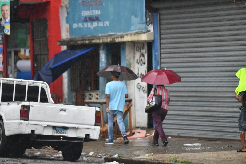 Año 2026 inicia con lluvias, aguaceros en el Gran Santo Domingo y diez provincias bajo alerta